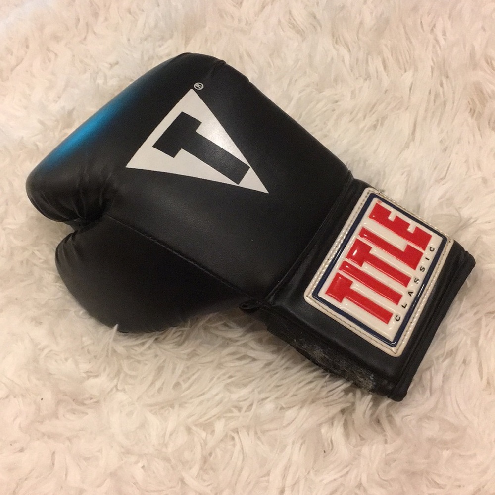 Black title boxing gloves 10 oz